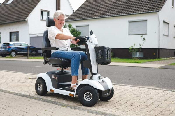 Pride Elektromobil Kolja Elite Pride Kolja Elite - der Blickfang in der Kolja Familie Das Elite Modell der beliebten Kolja Reihe verbindet modernes Design mit einer hohen Reichweite. Das 15 km/h Modell ist der Blickfang der Kolja Familie. Das Elektromobil Pride Kolja Elite ist  mit starken 75 Ah Batterien  ausgestatt...