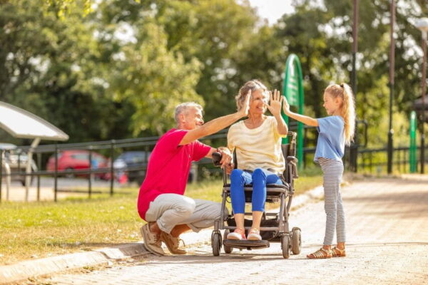 Invacare Elektrorollstuhl Kompas Invacare Kompas - Platzwunder mit E-Power Mit nur einem Handgriff zusammengefaltet