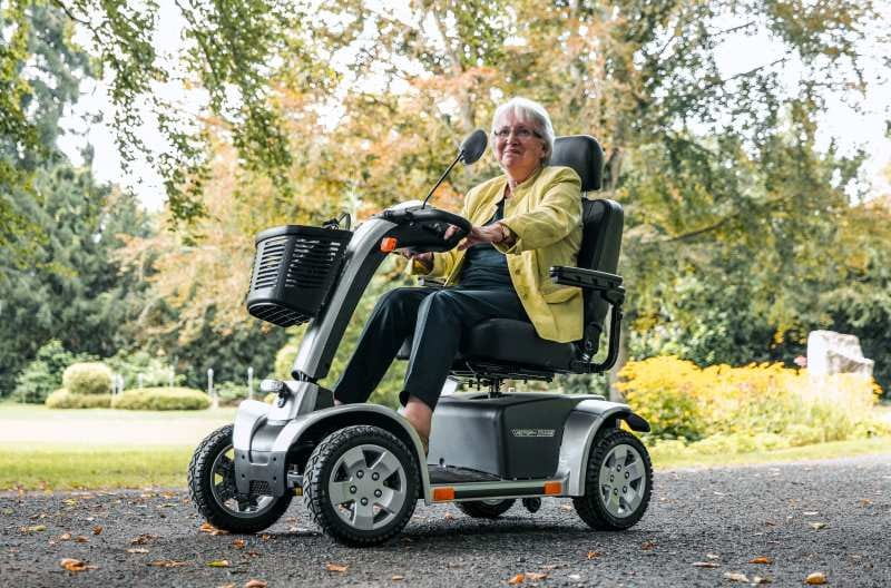 Pride Mobility Elektromobil Victory® XL 130 Pride Mobility Victory® XL 130 - kraftvoll mit großen Rädern Luxusmerkmale wie ein durchgehendes Delta-Lenkrad