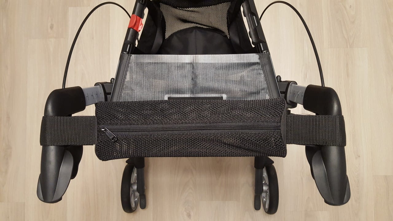 Geschlossene Netztasche mit Zipper für Rehasense Rollatoren Produktinformationen "Geschlossene Netztasche mit Zipper für Rehasense Rollatoren" Sie benötigen mehr Stauraum an Ihrem Rollator? Durch die  Netztasche mit Zipper  von  Rehasense  können Sie zusätzlichen Stauraum an Ihrem Rollator schaffen. Die Montage der Netztasche mit Zippe...