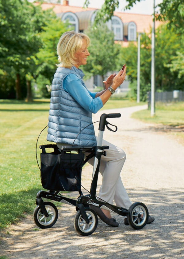 Russka Rollator Vital Carbon Plus Vorführware Russka Vital Carbon Plus - besonders leichtes Modell Wer besonders aktiv ist und den Rollator immer dabei haben möchte