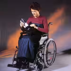 Rollstuhl-Wickeldecke Leichte Handhabung; kann einfach mittels Klettverschlüssen auf den gewünschten Umfang fixiert werden. Außen : wasserdichtes Nylongewebe in Marine Innen : Fleecestoff