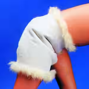 Knieschoner Der abgebildete Schaffell-Knieschoner wird dank Klettverschluss problemlos angelegt und gewechselt. Individuelle Passform ist somit in jedem Fall gewährleistet.