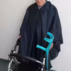 Regenponcho für Rollator Bestes Material und bequemes An- und Ausziehen Die Regencapes bestehen aus leichtem Soft-Nylongewebe. Alle Nähte sind verschweißt und dadurch wasserdicht. Die weit geschnittenen Ärmel mit Klettverschluss sorgen für problemloses An- und Ausziehen Größe : Erwachsene